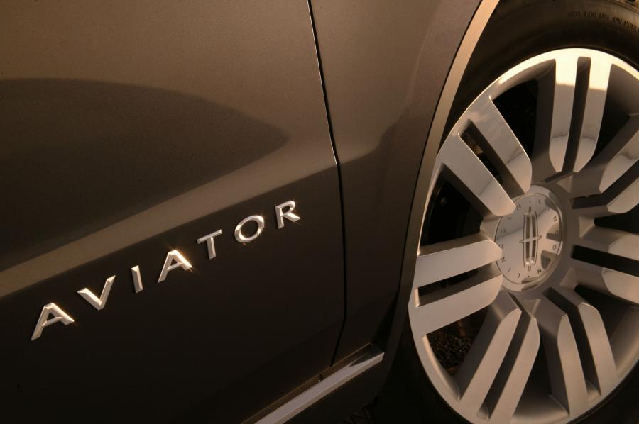 Lincoln Aviator Concept 2004 года  (фото 15 из 37)